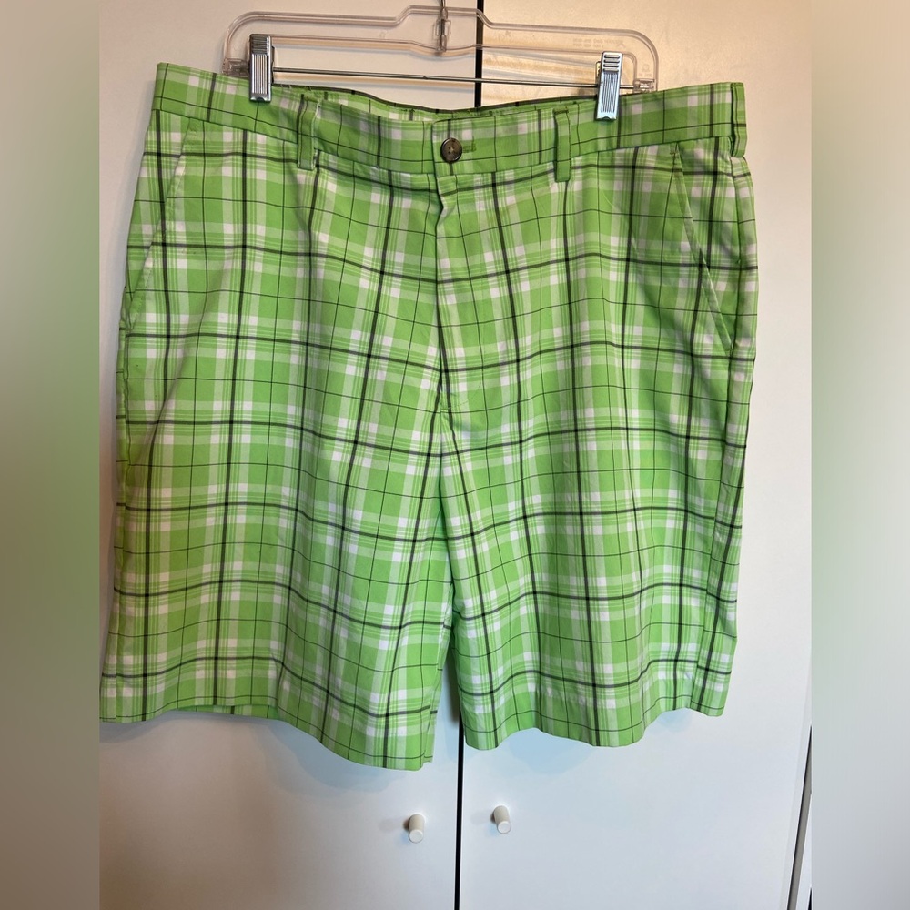 Men’s IZOD men’s golf shorts, 4 pockets, 100% polyester, green, white checkered